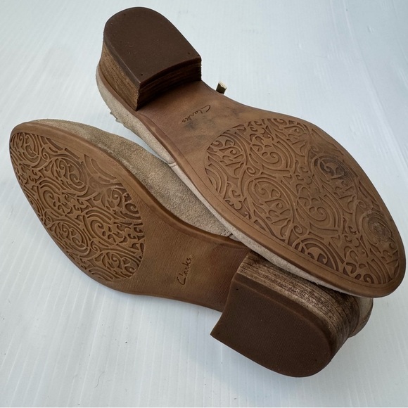 Clarks Artisan Tan Suede Ankle Booties with Buckle Detail size 9 - Picture 8 of 10